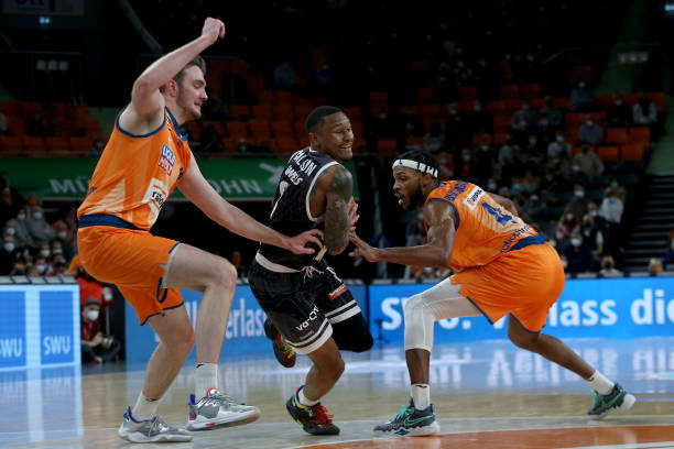 更为紧密的 更为紧密的